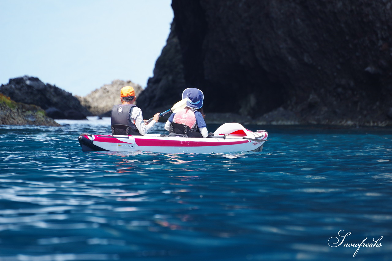 小樽市塩谷・シーカヤックガイド＆スクール遊人館 presents 真夏の北海道。尾形信さんと一緒に、のんびり『青の洞窟』ツアー(o^ー')b♪